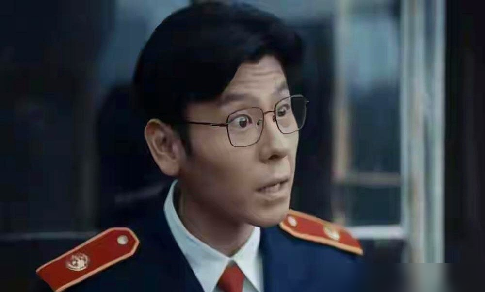 黄景瑜被传千万片酬，一个字没辟谣，导演沈严先急了。
沈严直接放话：续集拍不拍，不看交情，看报表。编剧赵冬苓跟了一句，数据不行，项目就死。
说白了，剧组上下都在等第一部播出后的收视率和播放量。数据好看，续集立刻上马。数据难看，谁的面子都不好使。
黄景瑜那头呢？不接茬，不解释。之前采访就说过，他接