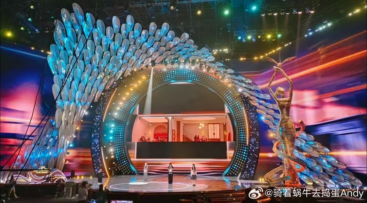 #杨紫[超话]#
 寰谛凤翎和水神爹爹要保佑我们的小猴紫，此次金鹰奖再创佳绩[鼓掌] ​