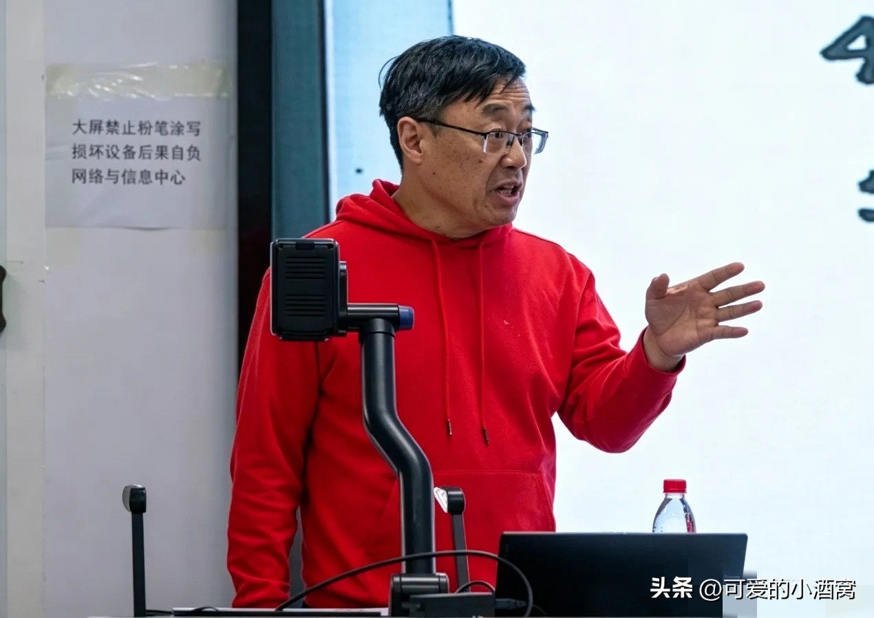 汤家凤被骂“极端”，这事儿看得人冷汗直冒。

翻开那些批判他的，清一色地掐头去尾，盯着那句“结束崇洋媚外”疯狂输出，硬是把一个关于教育资源配置的探讨，扭曲成了情绪化的对抗。

汤家凤到底说了什么？他不过是问了一句：英语这门语言，到底值不值得让所有孩子耗费十几年去死磕？

他甚至给出了很务实的路径：搞