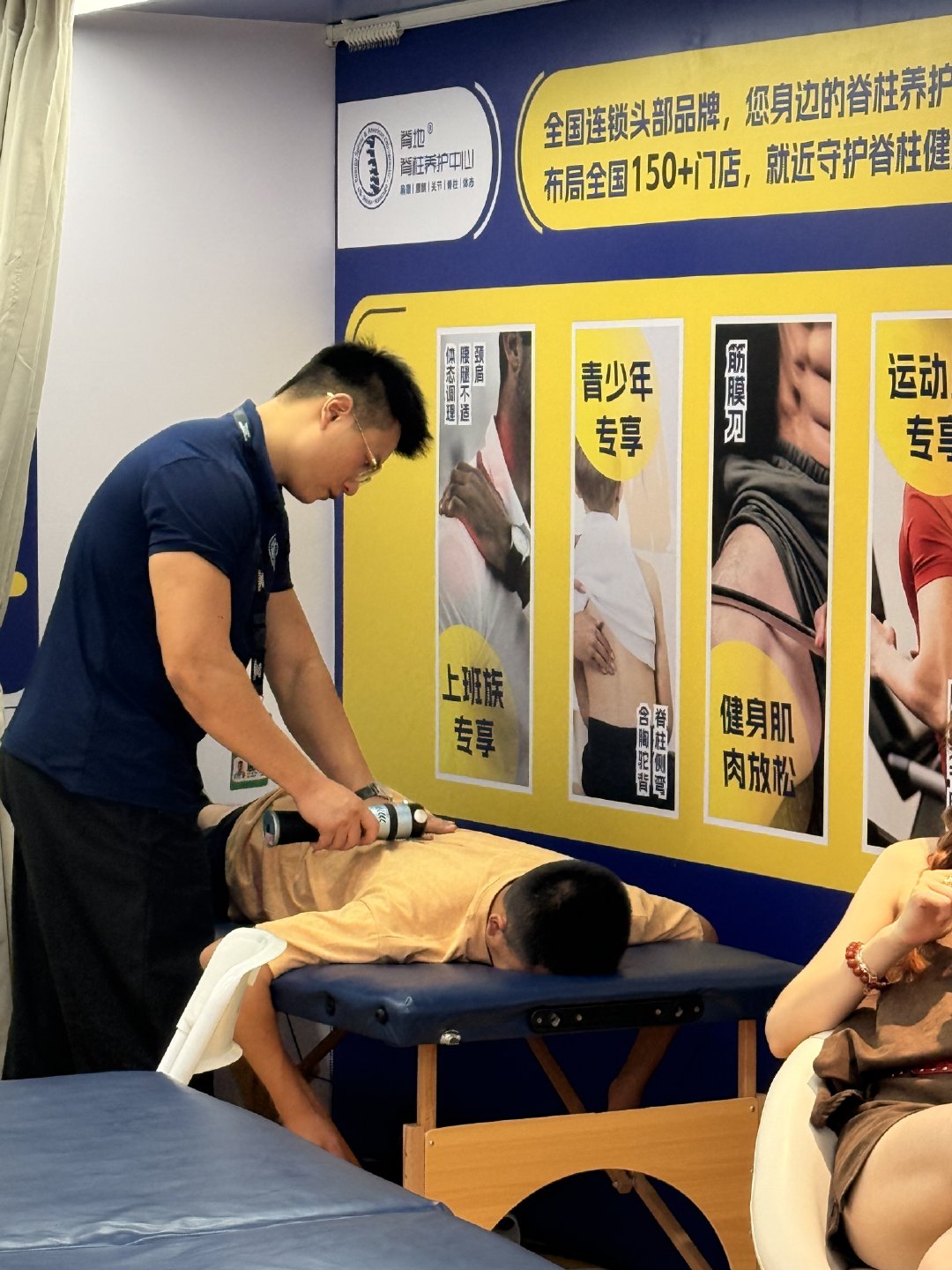 #广州音乐节按摩区的声压很摇滚#彻底颠覆我对音乐节的认知！原来听歌也能这么享受，美团会员真的太懂年轻人了。舞台尽情释放热情，中场休息解锁按摩、编发、沙发躺平服务，劳逸结合超舒服。上美团App🔎【草莓chill局】，免费按摩等你来抢哦！ ​