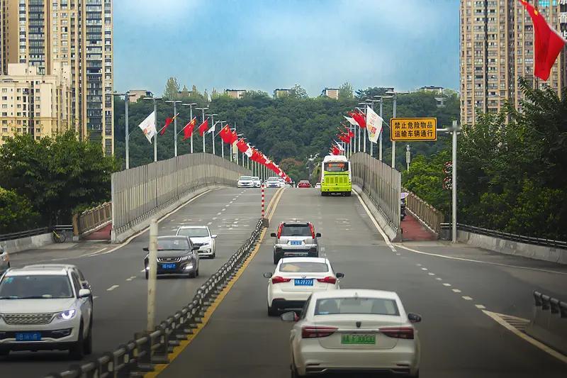 刚翻看相册，我发现最新存的照片是从网上保存的漂亮小姐姐图。一张是夜拍的...