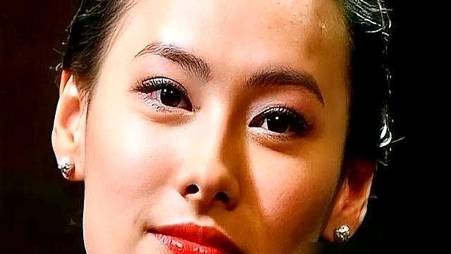 分手十几年，梁洛施和李泽楷竟然并排站在一起看大儿子打武术。

李泽楷举着手机拍了好几次，梁洛施全程没怎么说话，腰杆挺得笔直。看台上儿子拿了奖，看台下前任同框，完全没回避。

当年22岁连生三子被群嘲没名分，如今孩子带大了，她转身去拍《重生2》，枪战追车近身肉搏132分钟硬扛下来，红毯上跟导演马浴柯十