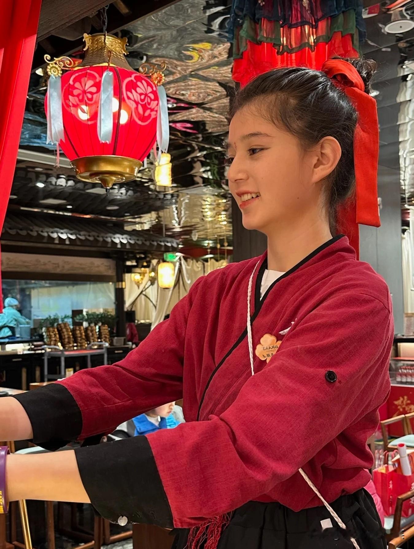 美女服务员把菜品端上桌后，说了一句：“二位请慢用！”小伙叫住：“等会...