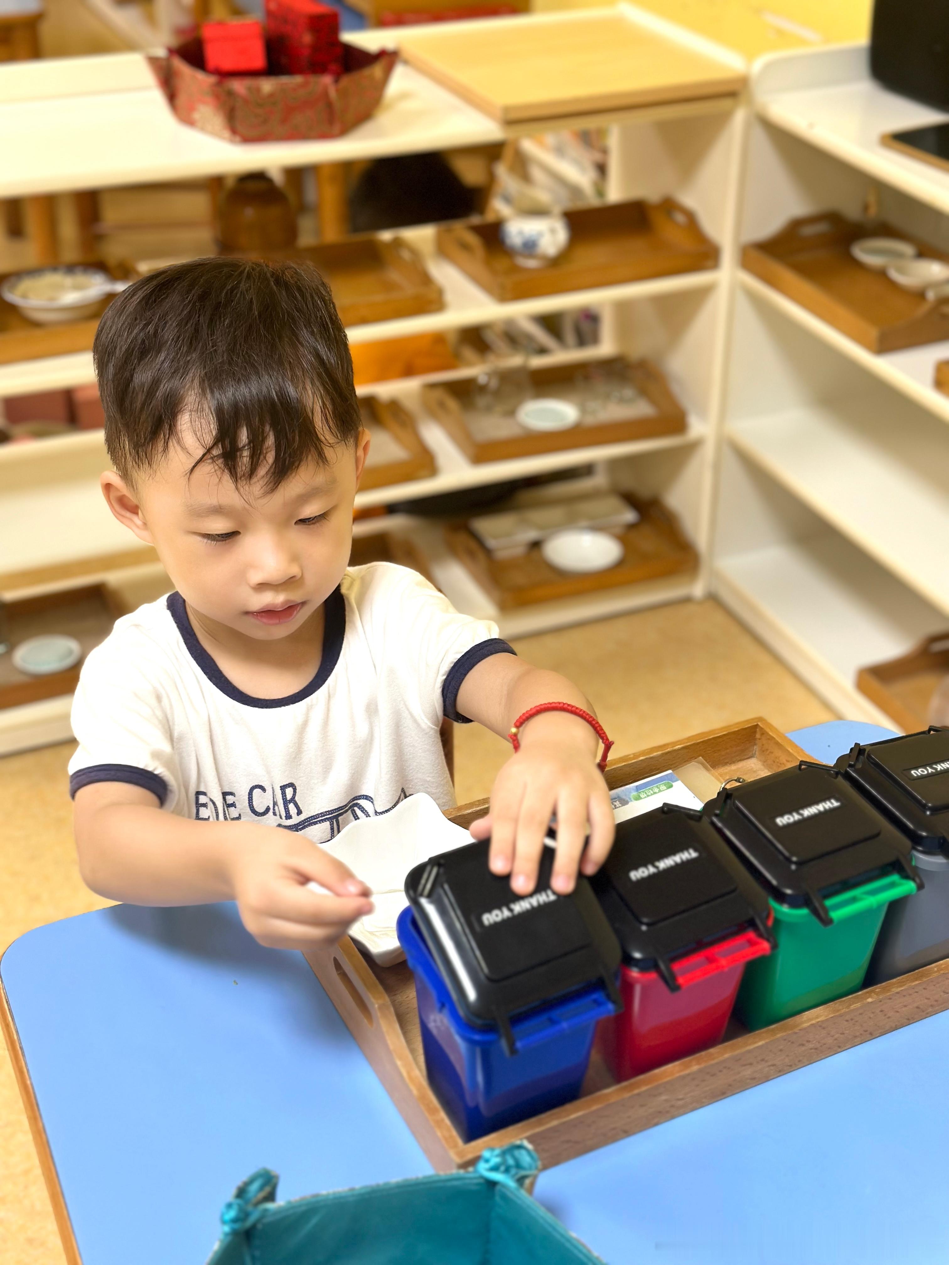 孩子每天“玩”教具能学到什么？滨江意蒙告诉你“工作”与“玩”的区别

下埔滨江公园片区的家长看过来👀

蒙氏孩子舀豆子、串珠子、倒水——是在“玩”还是在“工作”？

蒙台梭利说：“工作是儿童的天职” 。

区别看四步👇

✅ 游戏：有兴趣→开始操作（随时可停）
✅ 工作：有兴趣→开始操作→ ​