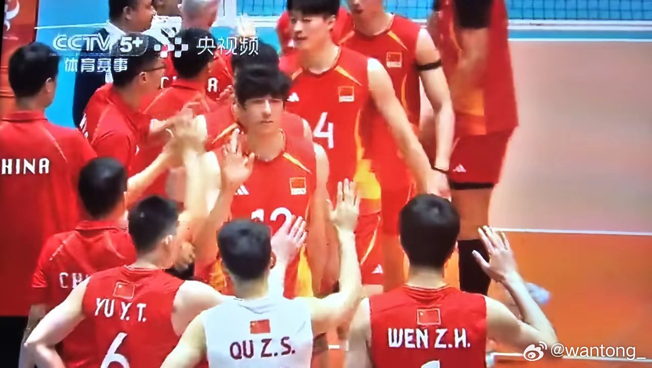 致敬中国男排，致敬张景胤🫡🫡🫡在刚刚结束的D组头名争夺战中，中国男排打出了气势，打出了血性！以3:2力克韩国队，报了亚锦赛的仇，也打出了不屈不屈不挠的精神！张景胤又受伤了但他依旧带伤上场，一瘸一拐的奋力救球。王滨同样带着伤，在对方重点盯防下，依然敢打，张哲嘉的挽狂澜+温子华得到 ​