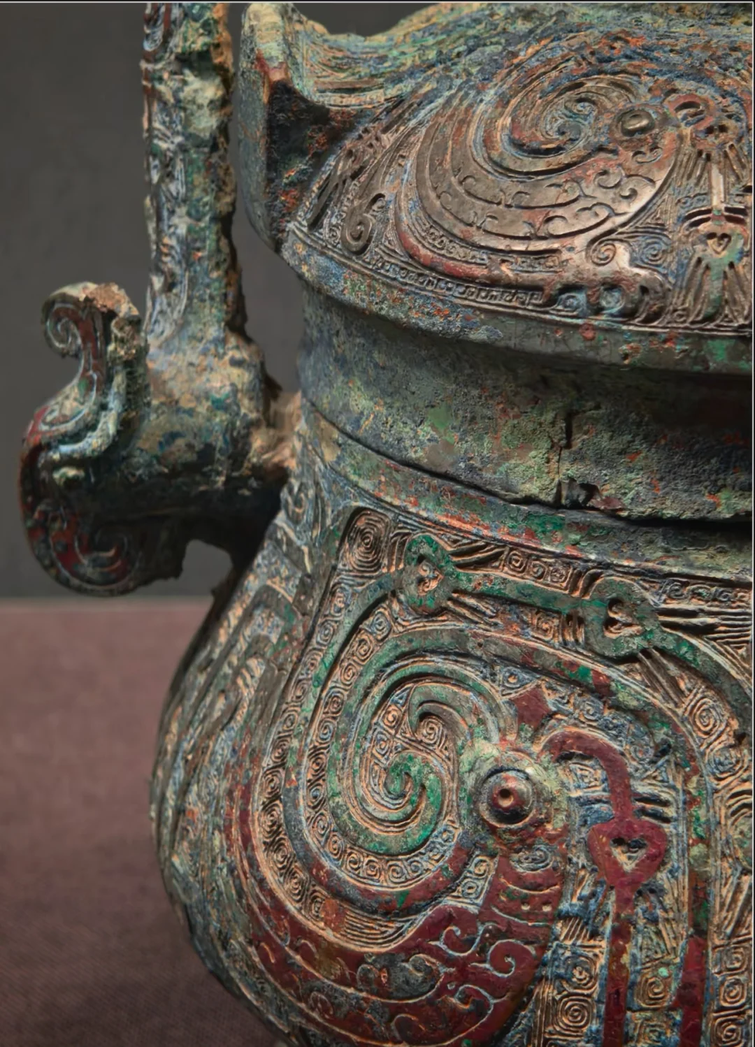 商周青铜器的锈蚀色彩：红锈俗称枣皮红。