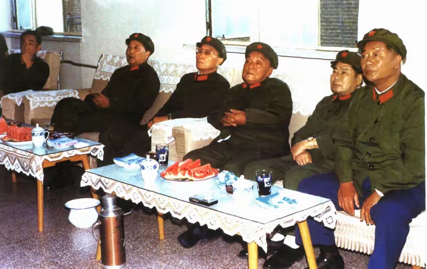 1984年，军委副主席杨尚昆（右三）与总参谋长杨得志将军（右二），国防部长张爱萍