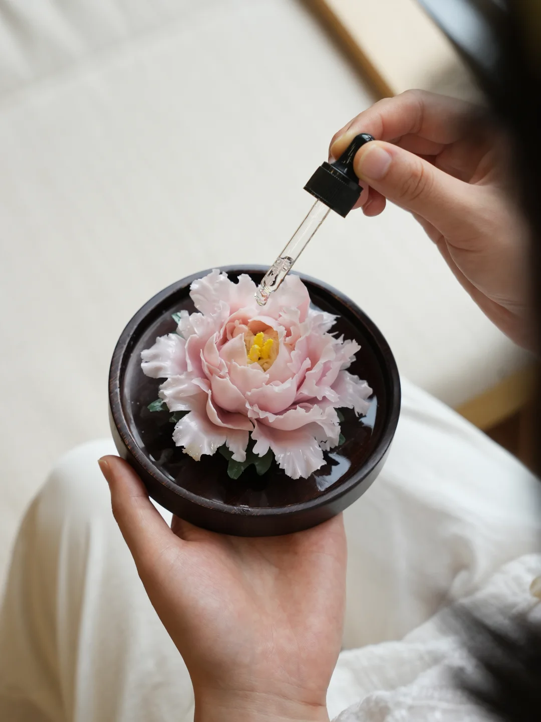 如果我们不重视这朵瓷花，就会被别人拿走