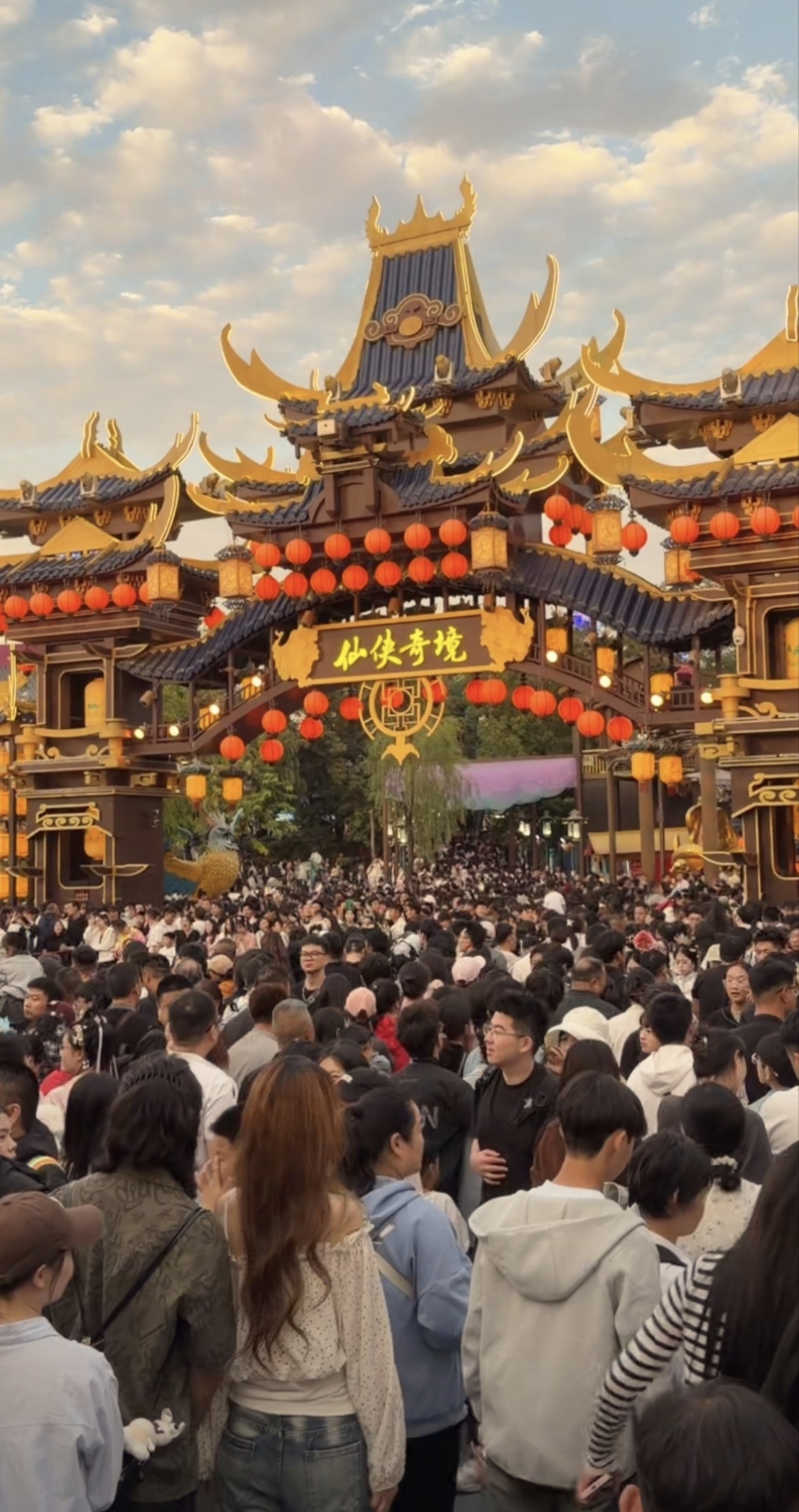 国庆假期第一天，开封万岁山武侠城
这人从众～～我的密集恐惧症犯了
根本就不用自己走，也不用为去哪儿犯愁
人群挤着你去哪儿就去哪儿
旅游的感觉一下就上来了
大家都是从哪儿来的，速度这么快？
或者说昨天大家都不用上班的么
开封万岁山文旅 旅游万岁山