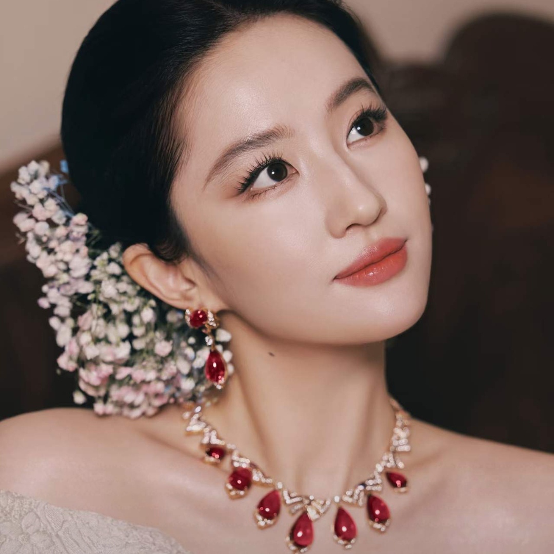 《VOGUE这一夜，“绝色”不是穿得最贵的那件，是敢把自己交出去的那几个瞬间》

追星的人，最怕什么？最怕红毯变成“橱窗”。

衣服是借的，珠宝是品牌的，微笑是卡着秒表收放的。每一张出发图都完美无瑕，每一帧精修都无可挑剔。你看完只会感叹“好看”，但记不住任何一个属于“那个人”的瞬间。美则美矣，没有活