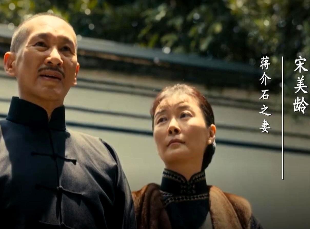 很多人看历史剧时才猛然发现，那个把民国第一夫人演得入木三分的柯蓝，压根就不是科班演员出身。
二十多年前，她是第一批火遍两岸的音乐台主播，后来又是凤凰卫视的当家面孔，台前风光无限。
结果在主持事业最火的时候，她把话筒一扔，转头扎进剧组去跑龙套，当时周围人都觉得这姑娘疯了。
现在那些所谓跨界，大多