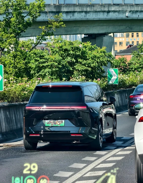 #小鹏汽车#小鹏GX #小鹏GX一个月使用总结 小鹏GX提车一个月真实感受分享～
小鹏GX也开了一个多月干了差不多5000公里
我买GX是想一家人使用，空间大六座车一家人个个皆C位、而且朋友一起出门避免要开多台车的尴尬，我老婆其实一直不太习惯开大车，但是GX已经实实在在改变了她的习惯....
现在已经完全进入真香阶段，本来她是全天候开着海豚的，但是自从有了GX周末带娃她都要求开GX了，她最爱的海豚就只是上下班陪陪她了。
你问她原因，就是根本没想过这么大车可以开起来这么灵活，对比之前她开过的车她的描述就是感觉和开小车一样，很多时候下车才感觉到自己在开一台5米3的巨兽。我觉得科技就应该这样不需要去空谈配置，产品体验自然会给到用户真实的感受。
说回我自己，我基本每周都要开GX往返湖南省内，这台车对我的用车习惯带来了实实在在的改变，以前真觉得开长途是一种折磨脚一直踩着油门，高度精神集中基本享受不到开车的乐趣，但是自从有了GX我把出差当成了一种实实在在的享受。
一个人的时候沉浸式听歌高速NV...