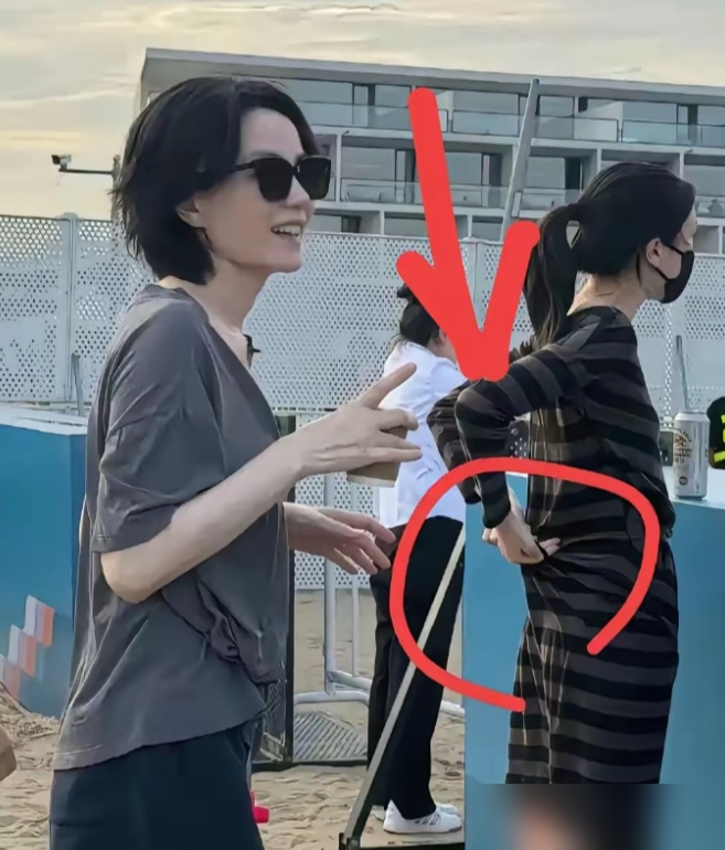 20岁李嫣改裙子，把网友看服了！
一条不合身的裙子，随便打个结改短，直接变成专属时尚单品。
翻遍她近半年公开造型，全是这个路子。不爱夸张logo，不堆名贵配饰，清一色基础款低饱和配色，最多系块丝巾当点缀，私下出门近乎素颜。
别人拼价格拼爆款抢风头，她靠松弛感赢了，连审美都跟年轻时的王菲如出一辙