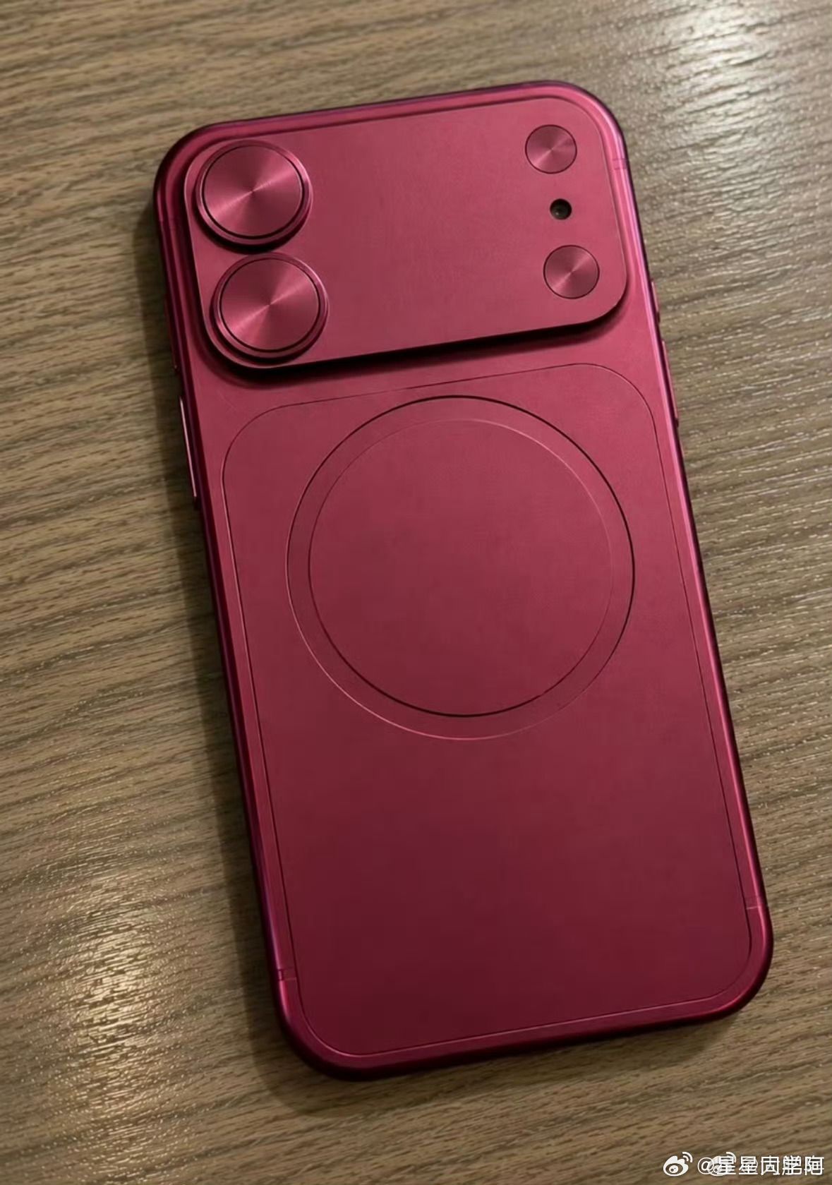 iPhone 18标准版这次外观曝光，说白了就是“套壳Pro但砍一刀”。横向大矩阵Deco跟Pro一模一样，结果只有两颗镜头，模组右边空出一大块，像西装只扣了一颗扣子。有博主说辨识度拉高了，但更多人觉得“空着那块比原来竖排双摄还难受”。苹果这整得有点意思：给你Pro的脸，但不给你Pro的里子 ​