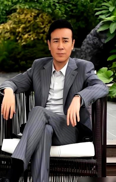 同一个月，央视一套播着于和伟演的《伟大的长征》，视频平台推着他客串的《喜剧之王》。

2026年10月上线的这版剧集，跟周星驰原版的市井悲凉没多大关系了，变成了渔村青年追梦的轻喜日常。杨超越、蒋龙、张弛凑一块挺热闹，马苏演的施琪姐也很稳。

于和伟在里头客串给年轻人指路的“于老师”。

一个把特务演