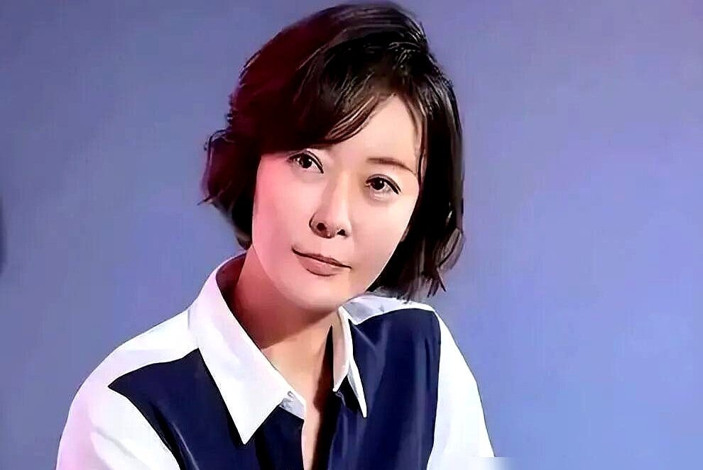 吴大维在节目里劝54岁的柯蓝“抓紧生一个”，柯蓝当场回了句“无儿无女是福报”，评论区直接炸锅，不少人骂她嘴硬、自私，这大概是眼下最让人膈应的催生现场
 

外人只看到她不婚不育，张嘴就拿“老了没人管”来指点江山，却不知道她11岁就查出强直性脊柱炎。这病会遗传，发作起来疼到骨头缝里，自己受了一辈子罪，