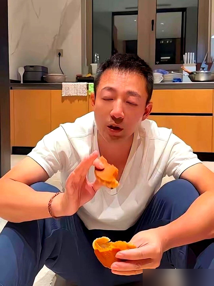 汪小菲直播间又炸了，指着员工鼻子吼光顾着吃。
员工吓得不敢动，弹幕瞬间刷屏。
马筱梅就坐在旁边，先没吭声。等汪小菲骂完，她顺手把话头接过去，一边介绍产品一边跟弹幕聊天，直播间节奏愣是没乱。
这还不是第一次。
之前汪小菲因为一首伍佰的歌当场黑脸走人，马筱梅回头跟网友解释：他就这急脾气，别跟他一
