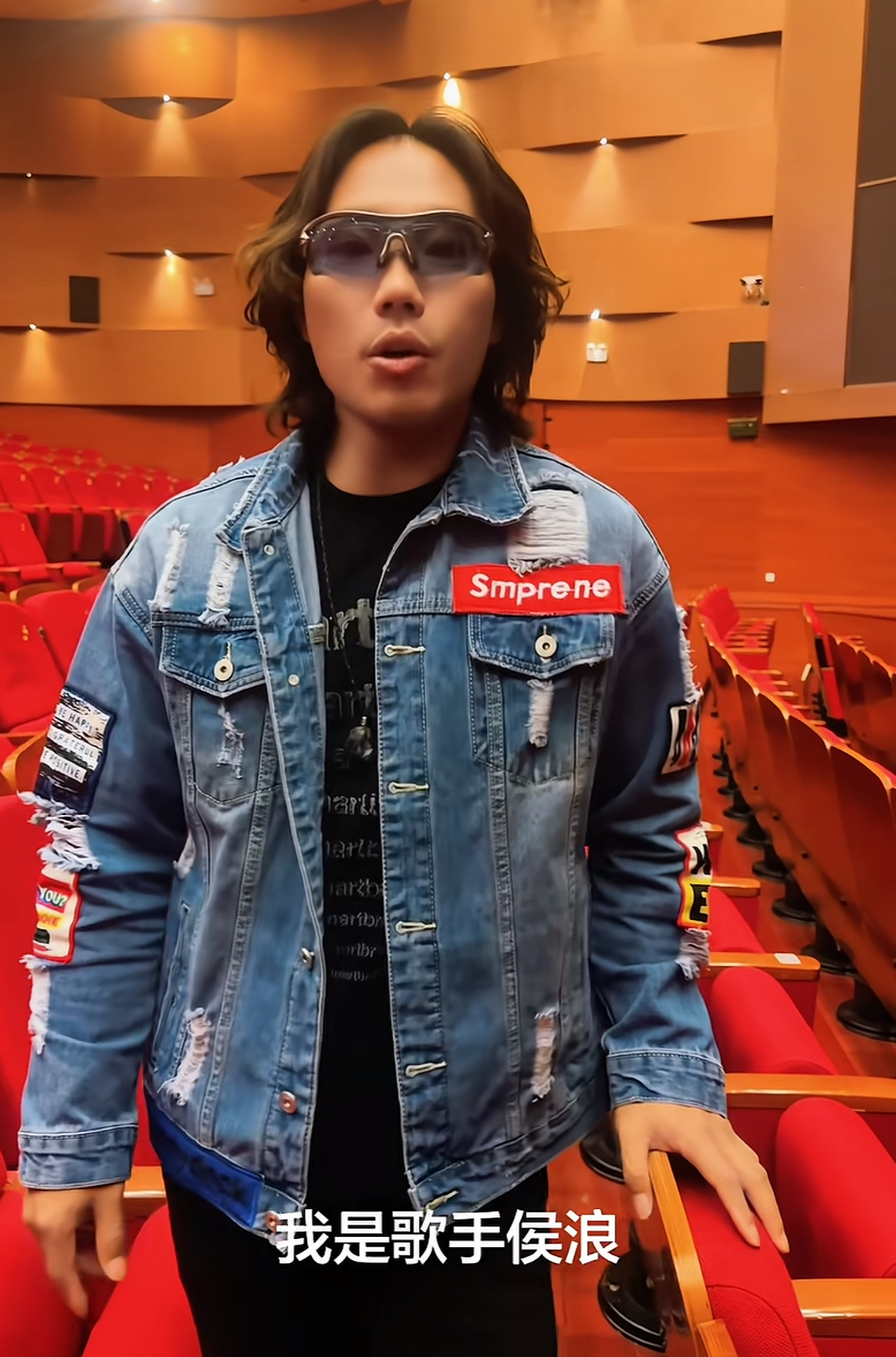 李克勤包头演唱会迟到两小时，
救场的歌手侯浪，替他上了热搜，
那么到底他什么来头，能撑这么久的场？

他1992年生，广东汕头人，独立音乐人，也是极光乐队的经纪人和核心成员。

公开资料里没提他的科班背景，但能查到的是，他从2020年起就以出品人、歌手身份活跃在演出市场。 嗓子是那种沧桑沙哑的路子，