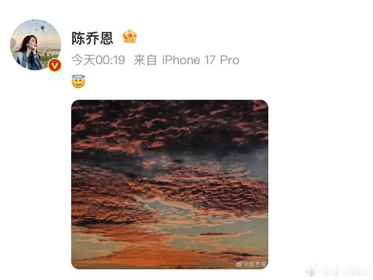 【#陈乔恩为什么用粉色悼念#】#粉色天空是乔任梁的专属符号#9月16日，乔任梁去世十周年，像往年一样晒出粉色天空悼念他。这也是她连续十年用这样的方式悼念乔任梁。

陈乔恩十年不变的粉色天空悼念，之所以能持续打动公众，是因为“粉色”不是随便选的颜色。乔任梁生前最爱粉色，家人和经纪公 ​