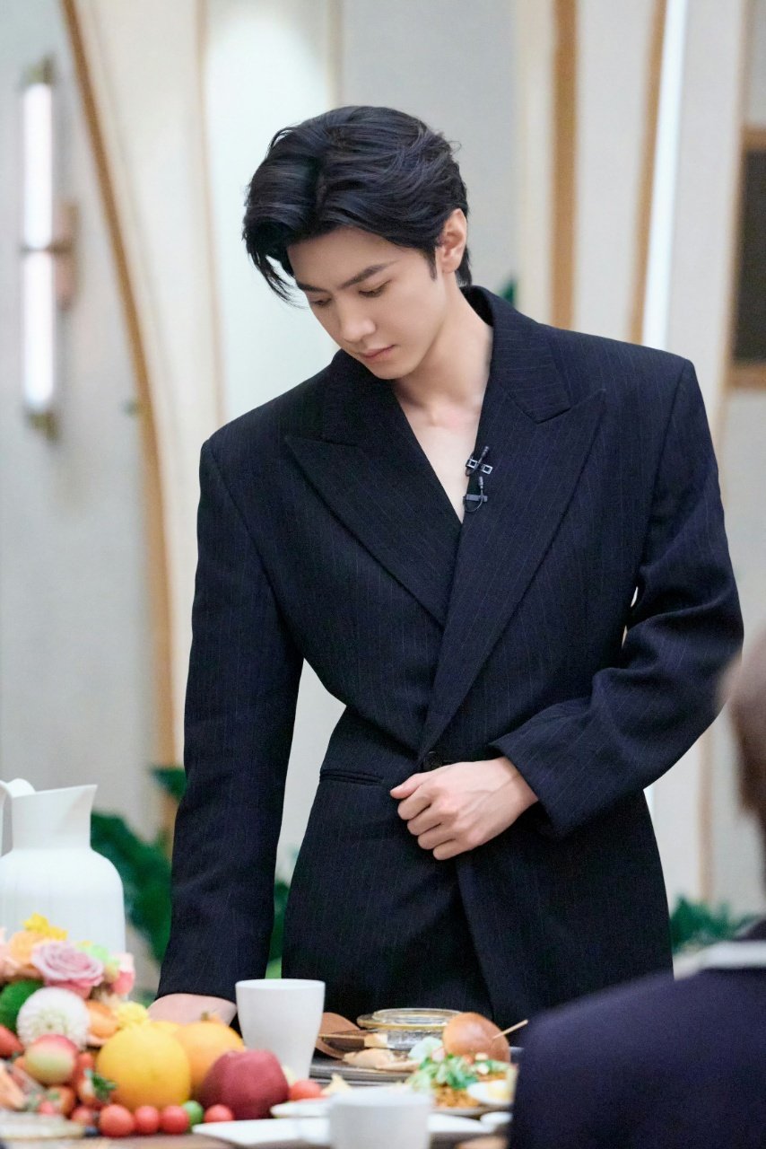 #陈哲远穿看秀的衣服录密逃#
陈哲远我求你了，别再让我笑了！
穿最帅的秀场高定西装，硬坐8小时长途车，去录自己最害怕的密室节目，完全顶配装备，盛装赴“刑”来的🤣这下好了哲远这辈子也是为密逃拼过命了，节目组看了都感动的要给帅哥几个单线任务做做吧哈哈哈哈哈 ​