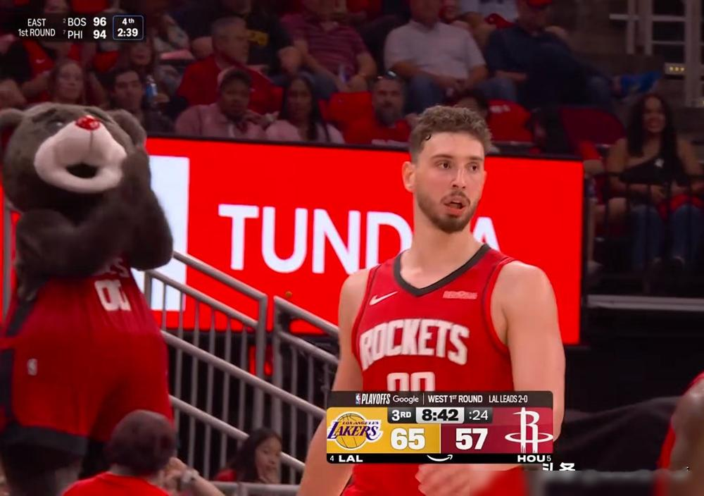 41岁的詹姆斯跪在地上跟谢泼德抢球，我真想问问火箭那帮小伙，你们不脸红...