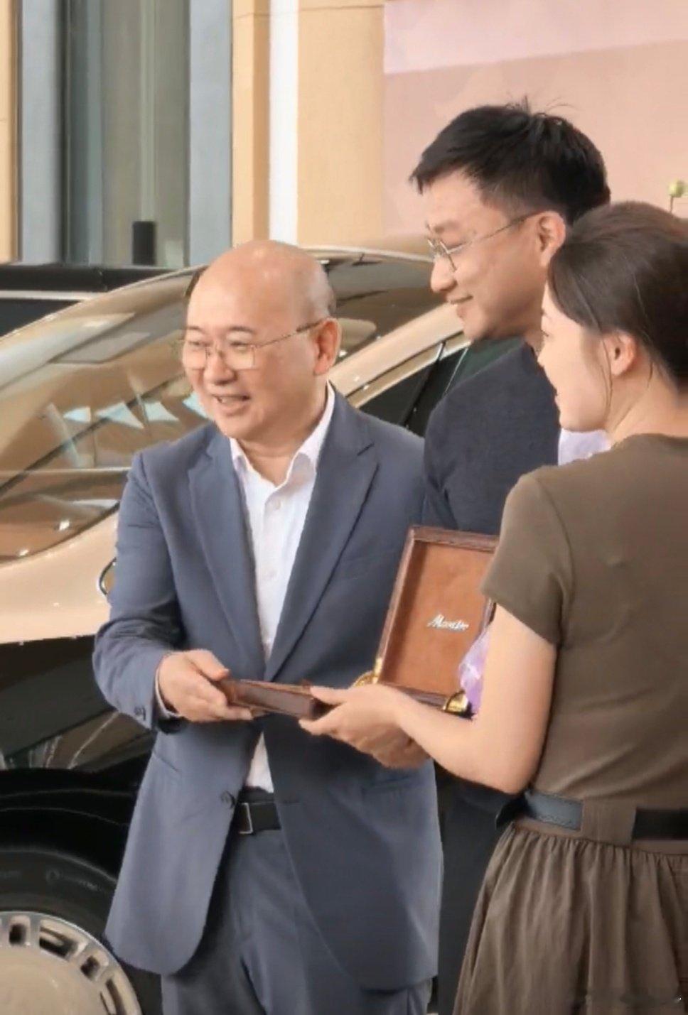 #江淮表示坚定与华为聚力造好车# 项兴初总出席尊界S800典藏大观、V800安徽交付仪式，直言江淮将坚定联合华为，做好车卖好车服务好车，率先公开发声，合力打磨高品质智能座驾 ​