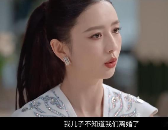 10岁孩子该不该知道父母离婚？佟丽娅的选择吵翻网友！！
谁能想到离婚5年，佟丽娅和陈思诚10岁的儿子朵朵至今都不知道父母已经分开。
在最新的访谈预告中，佟丽娅聊起这件事，两人2021官宣离婚，没有互撕反而选择当一对“育儿合伙人”。
反观现实很多离异夫妻，分开就互相揭短断往来成年人的矛盾，最后却让孩子