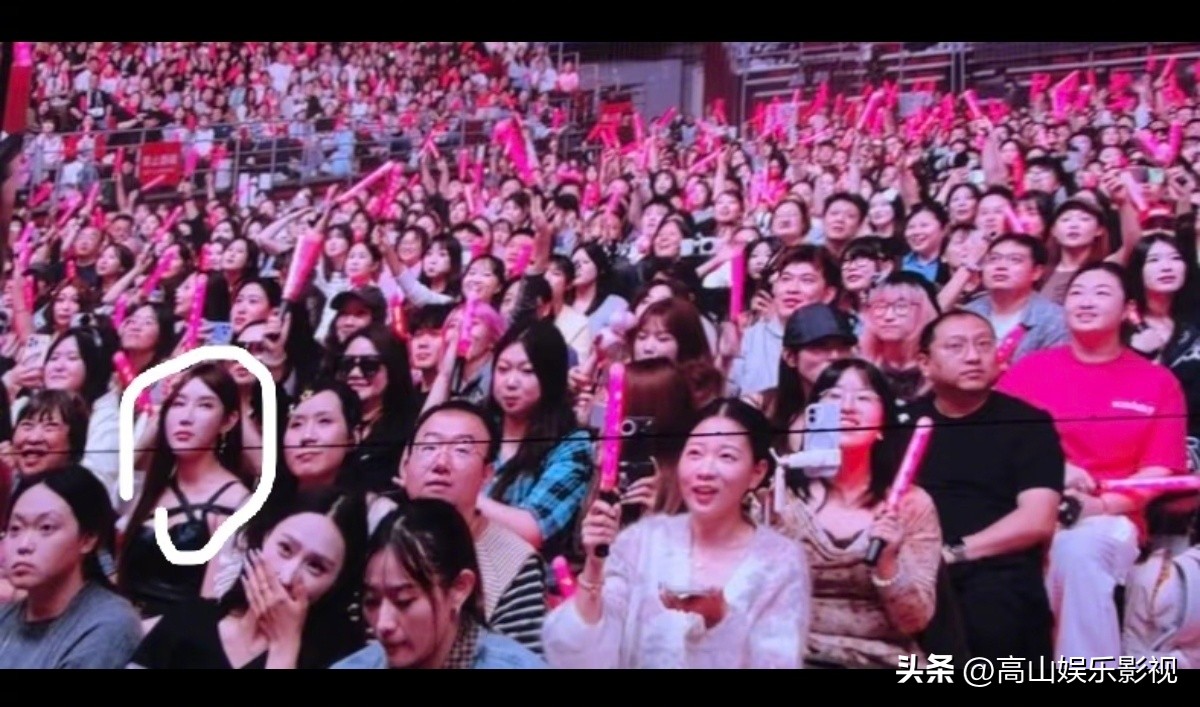 徐良演唱会对着嫂子饭撒，全场粉丝笑到跺脚！

现场粉丝举牌喊&