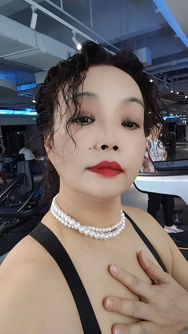 <p>爱健身的小姐姐 <!--{img:0}--></p><img s...