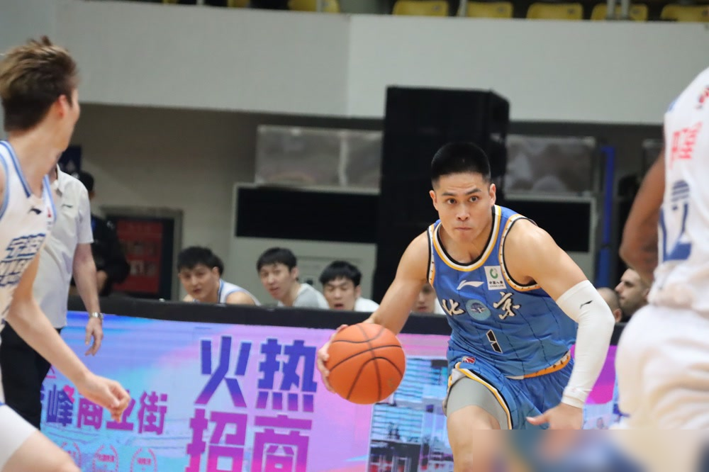 10月18日客场打吉林，首钢这套新阵容到底行不行，就看这一场。
沃特斯三世、桑普森，加上12号刚回京的巴里·布朗，仨外援第一次合体打正式比赛。曾凡博恢复得怎么样，陈盈骏续约后能不能扛住后场，全是未知数。
季前赛在吉安赢了三场，宁波、浙江、江苏挨个拿下。李楠话没说满，就一句对新赛季有信心。但明眼人