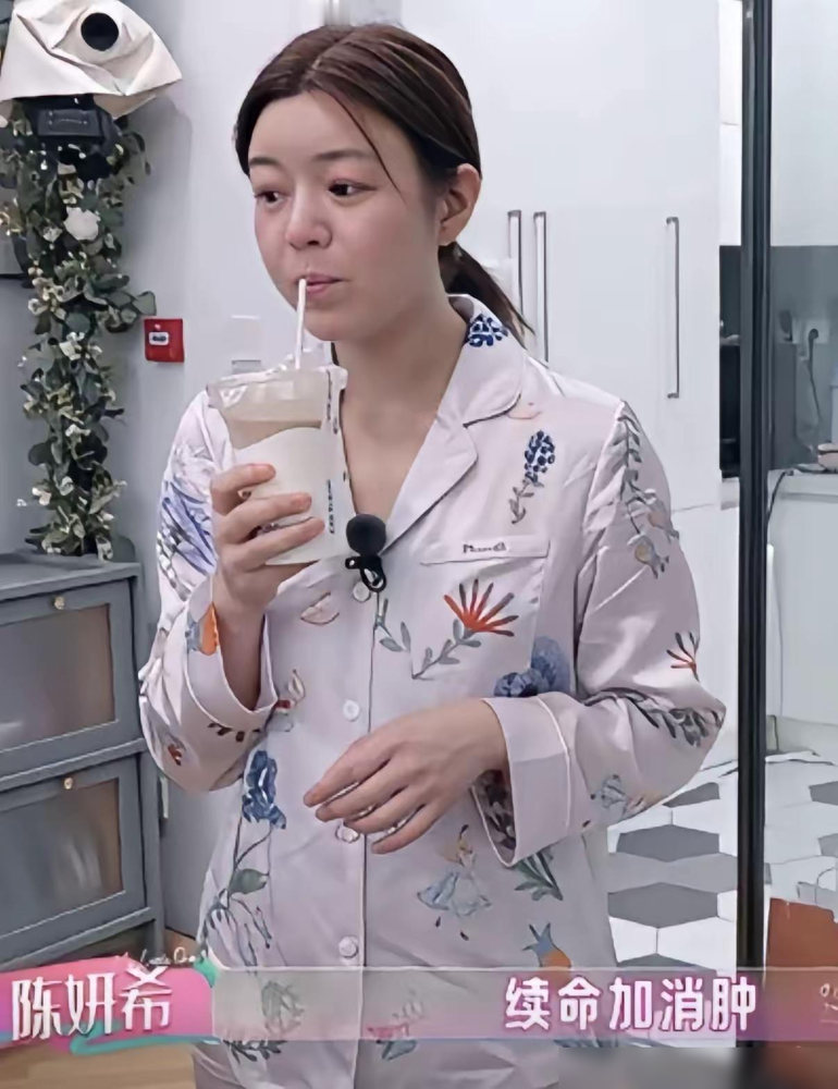 这么一看，原来陈妍希没骗人，当初她说自己演小龙女的时候水肿厉害，所以不够漂亮。说真的，我以前也这么觉得，看到剧照就纳闷，这脸型咋跟平时采访不一样呢，还以为是滤镜滤的。后来才知道人家早就解释过是水肿，当时压根没多少人信，都当是明星找借口。

现在自己年纪大了才懂，水肿这玩意儿真不是闹着玩的，熬夜一晚上