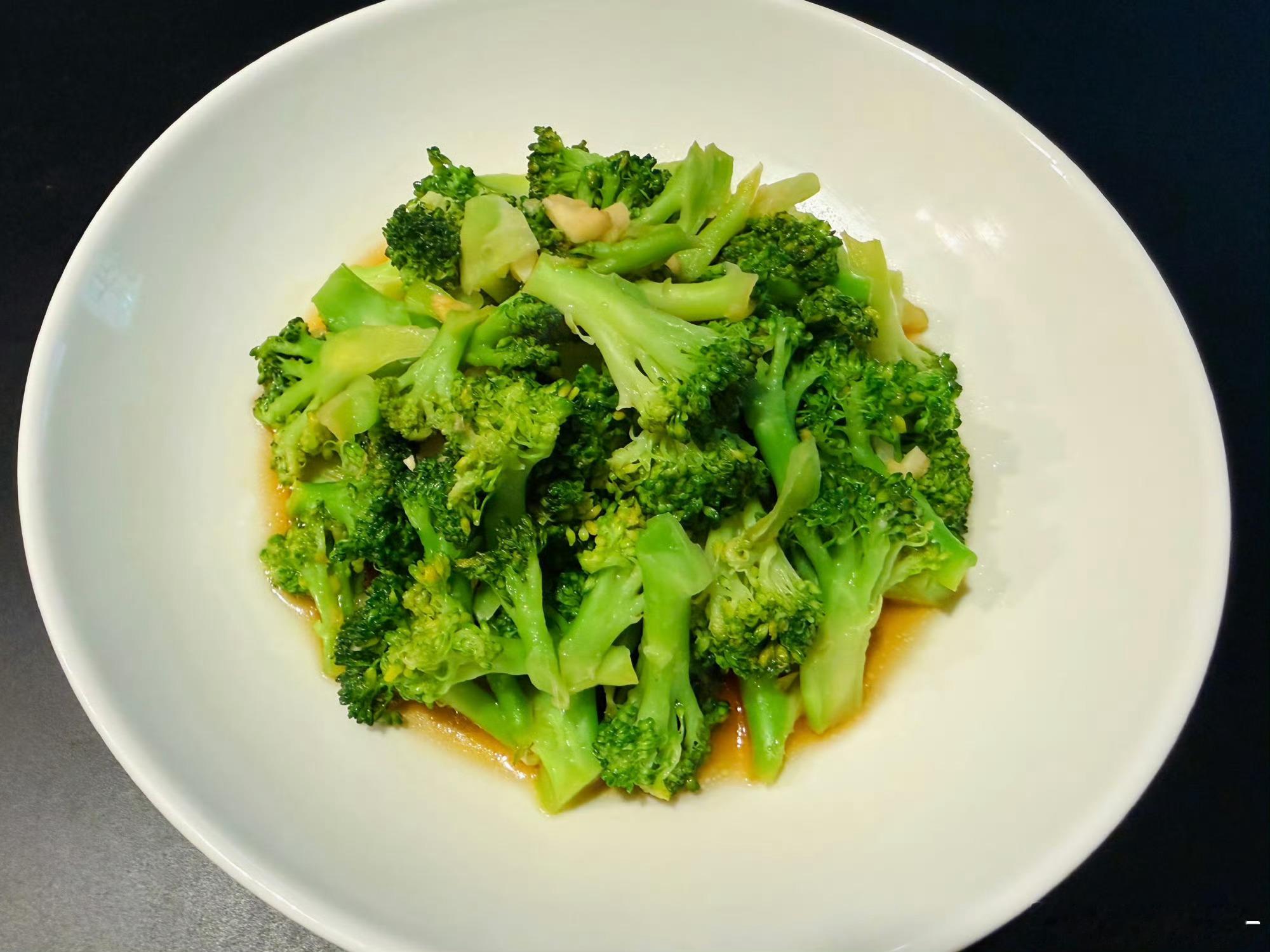 最近总有朋友相邀，可如今吃饭真的是负担，要少油少盐，很多东西忌口，还不能喝酒，这样情况下去做客实在尴尬。又去看了医生，今天再查下血脂，还是抱着侥幸心理，自律饮食将近三个月了，希望能降一点。现在几乎只吃自己做的饭菜了，做了一些虾饼和牛肉饼冷冻在冰箱，吃的时候煎一下倒是很方便。 ​​​
