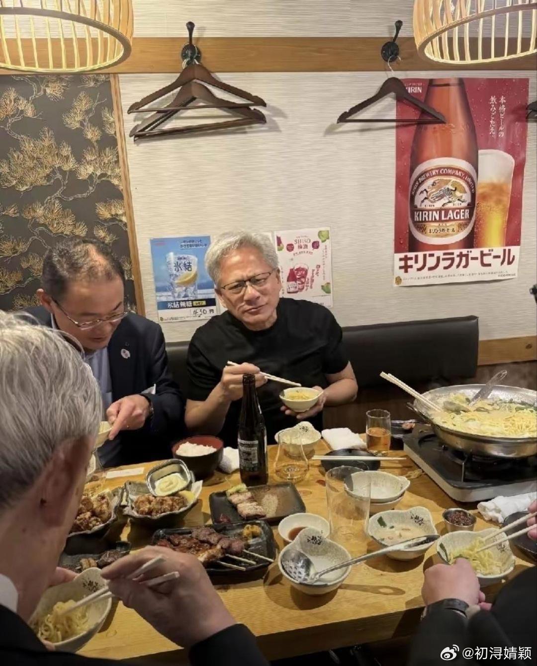 黄仁勋这么有钱，居然吃得这么普通。 ​
