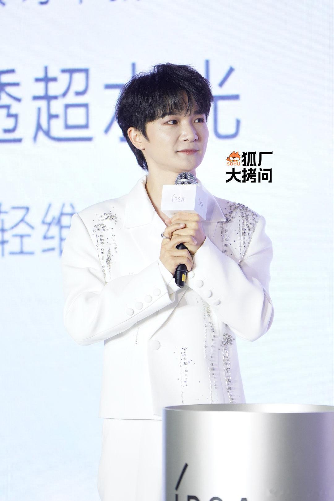 #周深从光里走来# 周深线下活动生图，今日份纯白西装[羞嗒嗒] ​