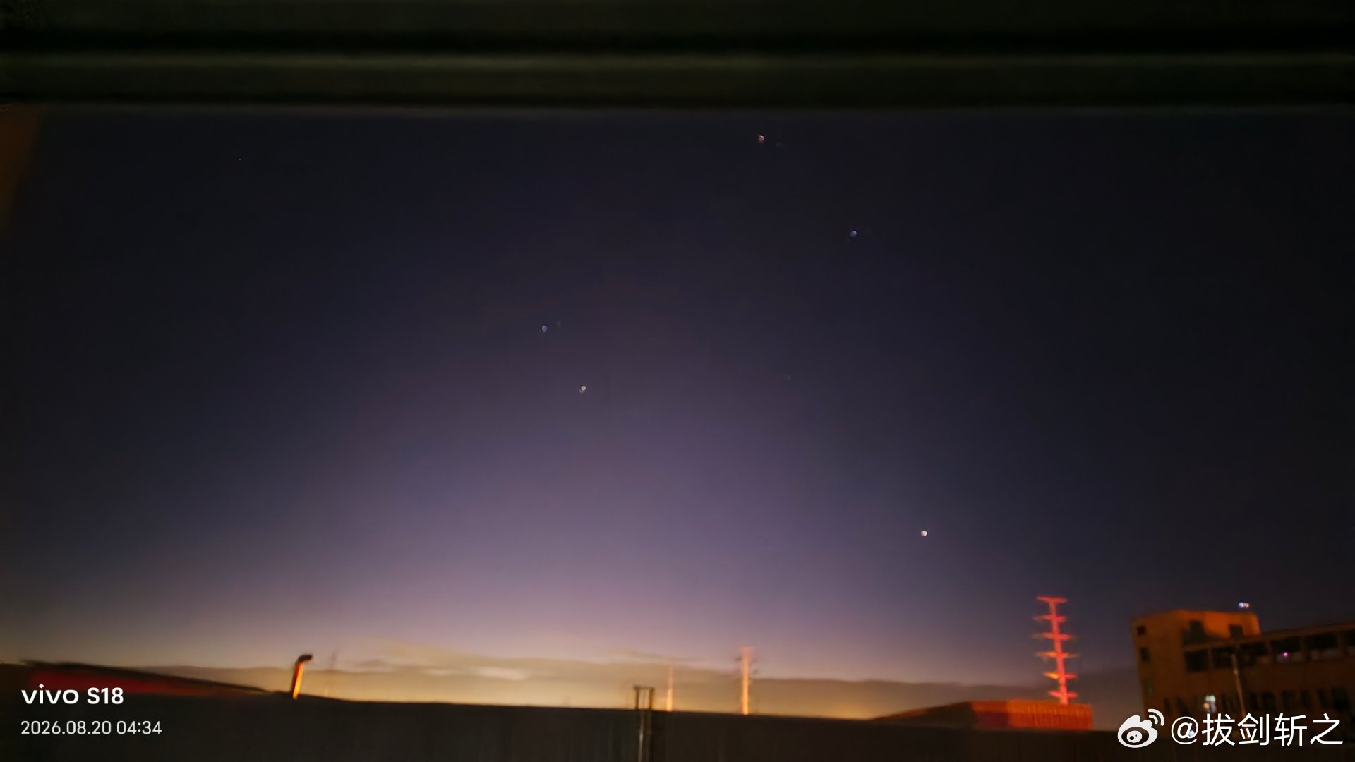 #vivo[超话]##vivo# vivo S18，黎明将至的夜空，疏星点点，静待天边缓缓苏醒的微光。 ​