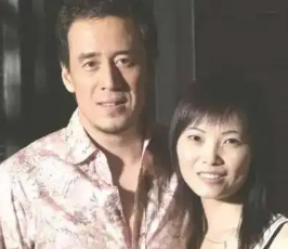 1996年，白雪宣布和杨坤分手，临别前，她扯下脖子上的项链递给杨坤，说道:“留个纪念吧”！多年以后，当他得知女友的消息时，忍不住潸然泪下。而那条卖了800块的项链，成了他一辈子还不清的“债”......

说起杨坤，大家首先想到的就是那首《无所谓》，可谁能想到，这个在舞台上霸气十足的歌手，内心深处藏