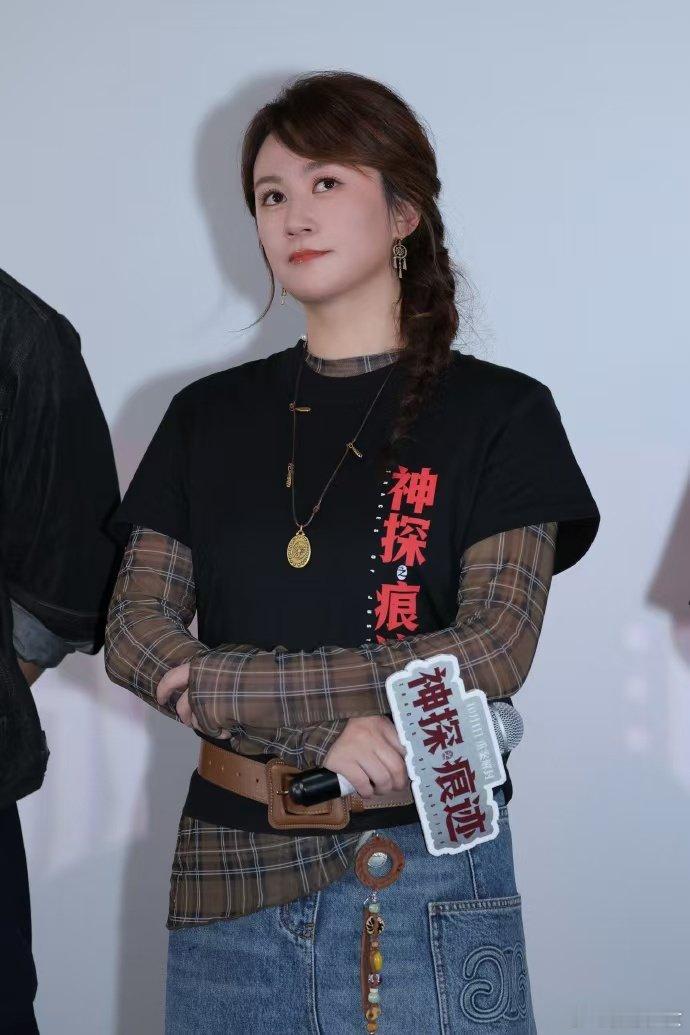 #马丽感谢小马丽#说真的，马丽不是突然红的，是小马丽一场一场话剧，给她把路踩出来的。#微博视界大会# ​