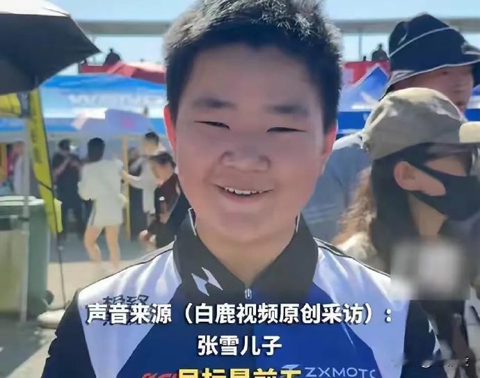 14岁张擎天MXGP首秀：我要把张雪机车开上世界舞台

9月11日，MXGP世界摩托车越野锦标赛上海站开赛，全世界最顶尖的越野摩托赛事之一，22国33车队8位世界冠军同场。中国队这边，一个14岁的男孩张擎天要上场，参加85CC青少年组。

他爸叫张雪。张雪机车创始人。今年3月，张雪机车的厂队在WSB