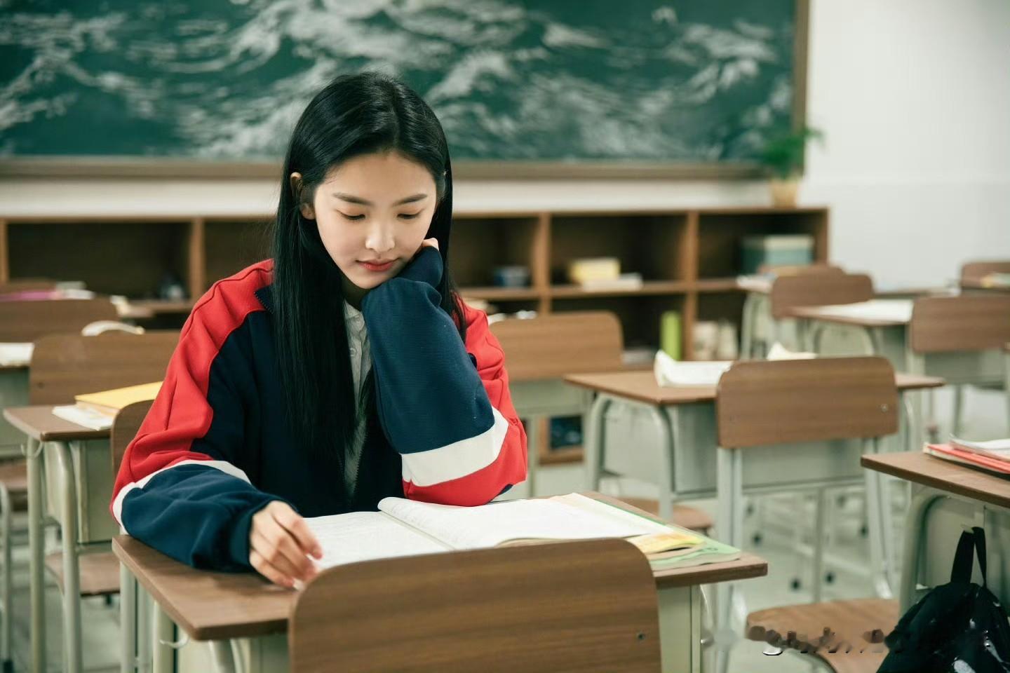 章诺楠的笑容清甜，一身校服便是校园白月光，干净治愈，少女感浑然天成，简直就是校园初恋女神呀！
