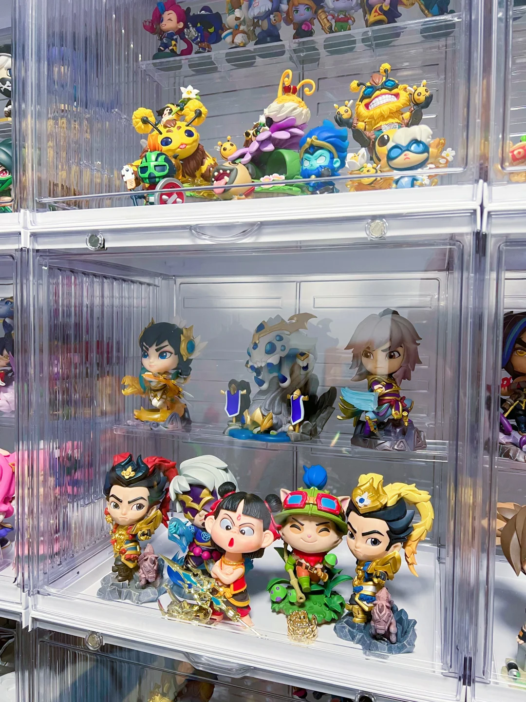 从某个角落翻出来一个以前买的小哪吒，丢到LOL手办里面毫无违和感哈哈哈…