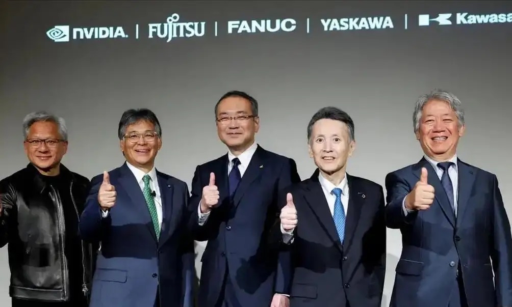 日本砸万亿赌物理AI，为啥偏来中国主场？

2026年7月16日，东京一场发布会挺吓人：软银、索尼、NEC、本田带头，44家日本企业抱团成立新公司Noetra，日本经产省直接拍板——5年最多给1万亿日元，2026年度先拨3873亿。

干啥用？不卷聊天大模型了，改押“物理AI”，说白了就是让机器人会