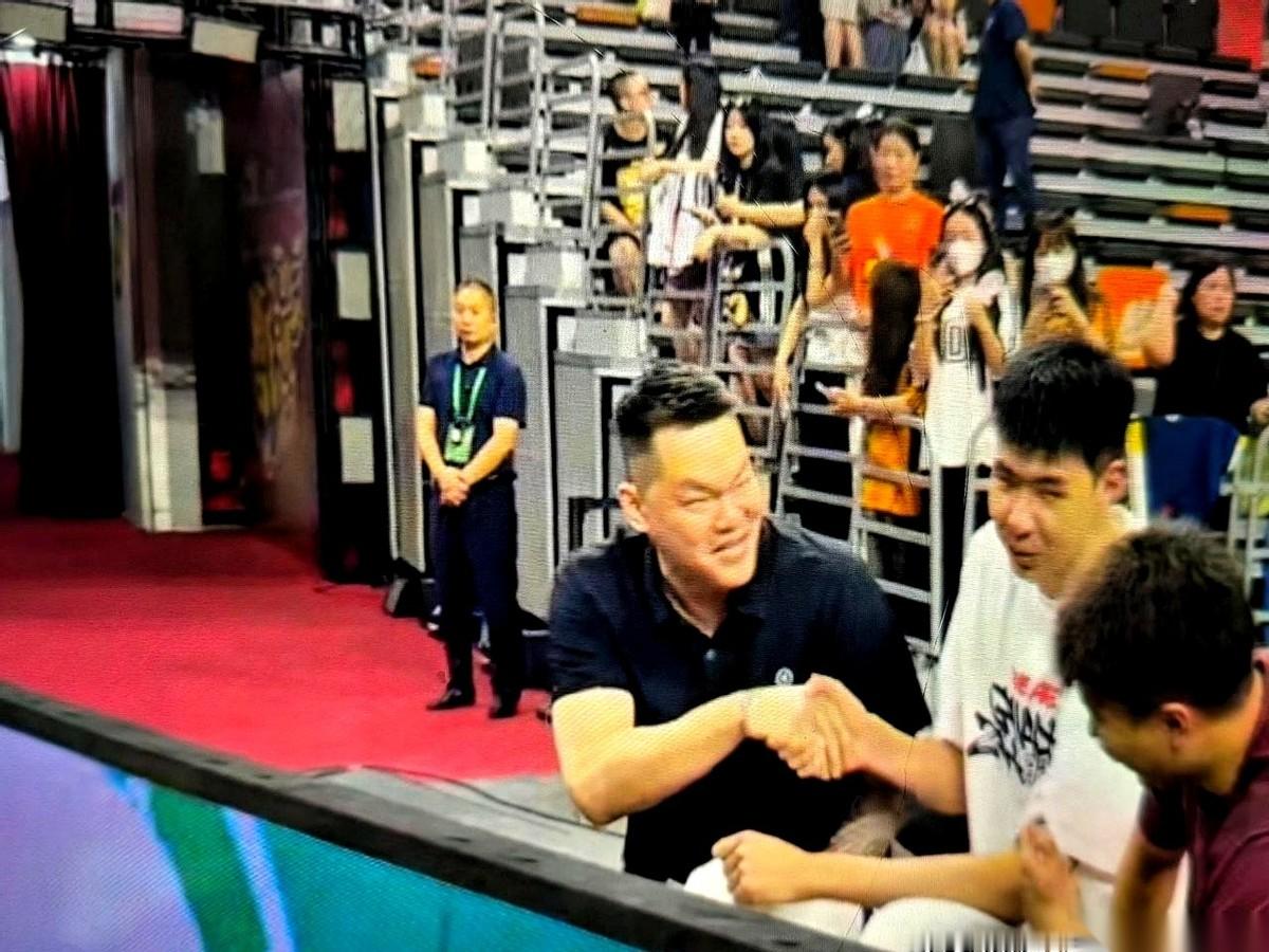 广东男篮的主场球票，竟然开始打六七折了。 就在这两天，杜锋正带着助教李...
