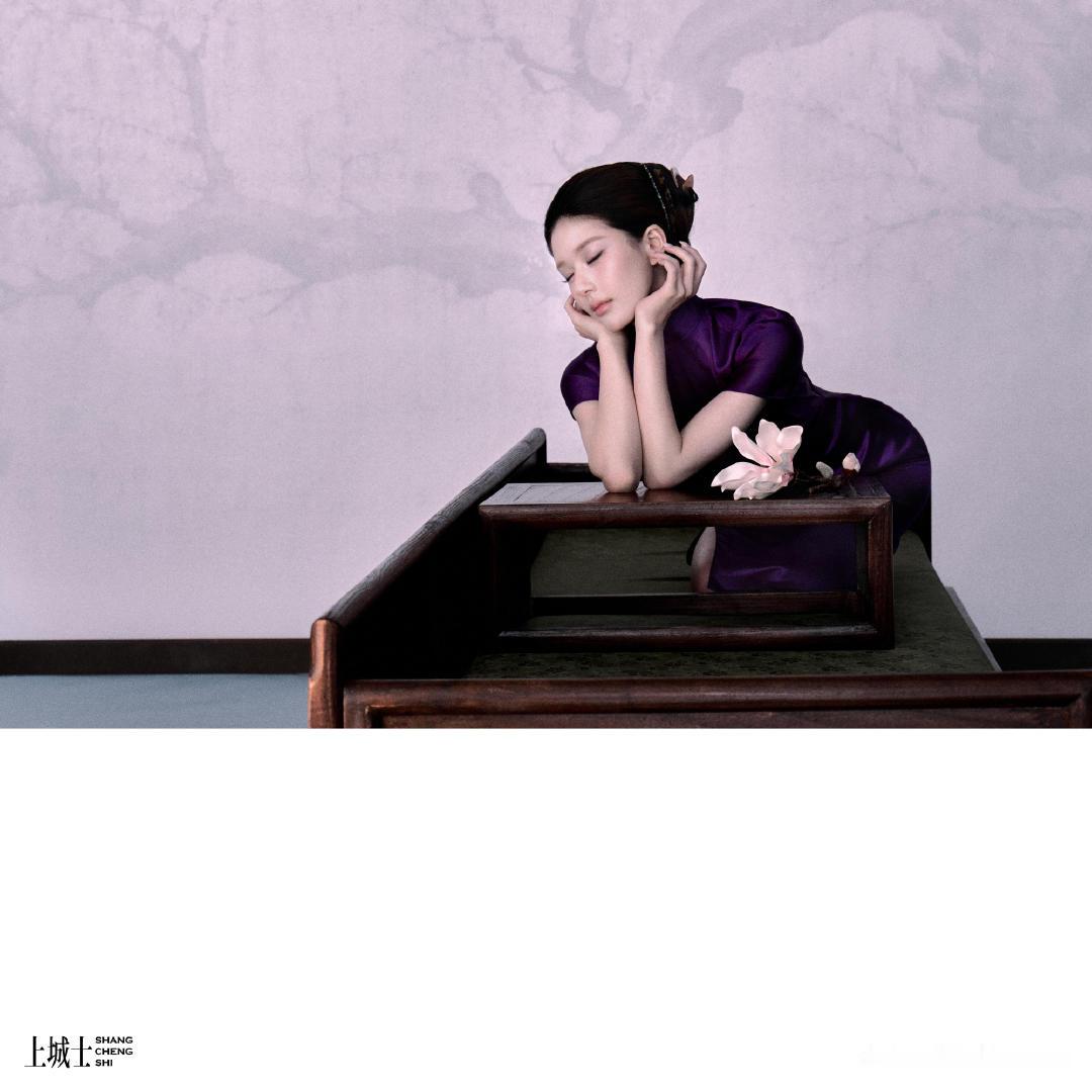 赵露思 ×《上城士》九月刊｜二度封面合作✨

继上次故乡成都特辑之后，赵露思 ×《上城士》再次携手，解锁全新旗袍主题大片。
褪去清甜滤镜，一袭旗袍上身，身姿摇曳。
一颦一笑皆是独属于东方女子的温婉韵味，把中式含蓄雅致的美感诠释得恰到好处。
两次合作，两种意境。从家乡烟火，到旗袍古韵，不断挖掘不一样的时尚表现力。
#赵露思##上城士九月刊##东方美学##秋日宅家正当时#