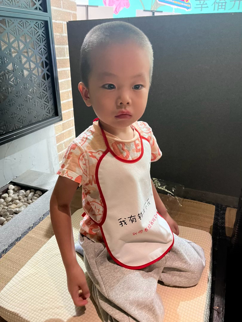 我说你知道这围兜写的什么吗你有钱你不花你给妈妈买帕拉梅拉.
他说这是车吗.没听说这牌子[笑cry][笑cry][笑cry]逗死我了
只知道保时捷不知道帕拉梅拉[笑cry][笑cry] ​
