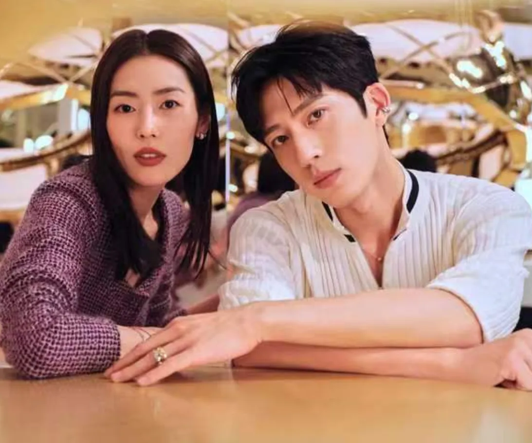 真不明白，

网传井柏然跟刘雯结婚了，为什么全网都在说井柏然高攀了？

是井柏然配不上刘雯吗？

两人应该算门当户对吧？

他们都来自普通家庭，井柏然沈阳人，毕业于沈阳外事服务学校，刘雯是湖南人，毕业于永州职业技术学院。

井柏然身高183，刘雯身高178。

一个人当红演员，一个是当红模特。工作性