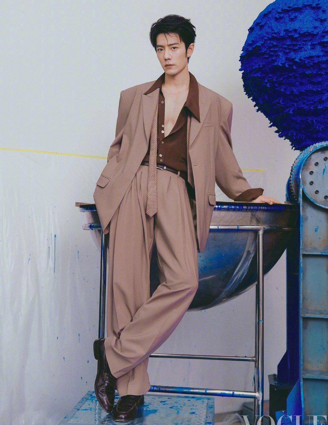 #VOGUE肖战十月刊封面##肖战vogue预约破32万# 肖战解锁VOGUE十月银十单人封面，作为该刊银十时段首位单人出镜男星，时尚分量十足。杂志预约量火速突破32万，还未正式开售就引爆热度，强大的号召力直观体现。封面大片风格高级简约，从容舒展的姿态，尽显独属于肖战的时尚质感。 ​