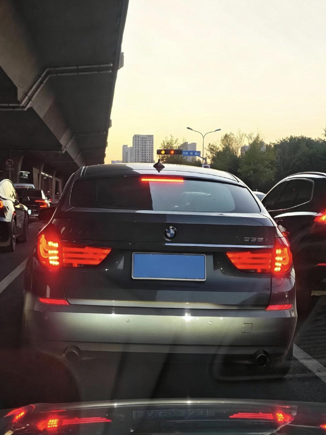 昨天傍晚偶遇了一台宝马5系GT，
这是宝马体系内第一款GT，
后面才有的6系GT和3系GT。

5系GT给我留下的深刻印象不只是车身曲线，还有尾门的开启方式，类似于宝马旅行车的那种，可以像三厢轿车那般只开一部分、也可以完全掀背打开。

而目前，宝马已经完全砍掉了这种车身形式。 ​