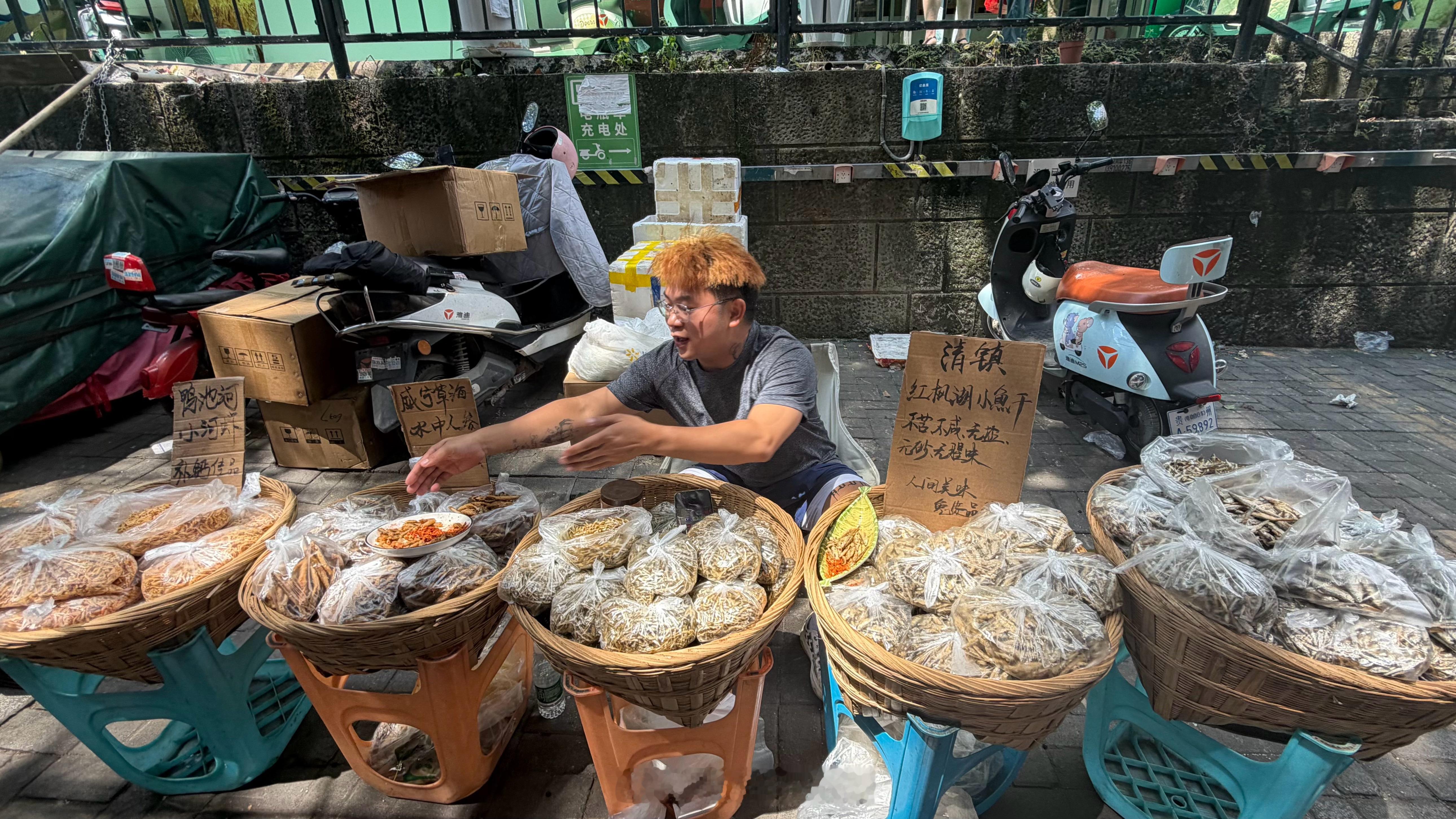 这两天，我在贵阳花溪大道北段卖鱼挣生活费的同时也挣钱还债欢迎大家来买鱼，全场20元/袋。张华读研记 ​​​