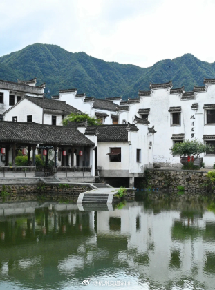 【#国庆杭州自驾可达的古镇推荐#】龙门古镇
龙门古镇是4A景点，有320国道与之相连，交通便捷，据传是三国孙权的故里。村内以独特的明、清古建筑群而闻名，是现今江南地区明清古建筑群中保存较为完整的山乡古镇。
📍地址：杭州市富阳区龙门镇
🎫门票：免费#年轻人开始不买景区冤种三件套了#
🚗交 ​