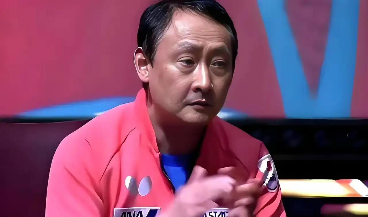 刚拿完男团金牌的张本智和转头就栽在了世界排名344的伊朗老将手里，他爸张本宇站在场边估计整个人都懵了，怎么看都想不到儿子会在男单八强赛翻这么大的车。

前四局1比3落后，硬靠着两局搏杀把比赛拖进决胜局，最后还是9比11被绝杀，全程打出来的状态和两天前零封王楚钦的那个他根本判若两人。

其实哪里是对手